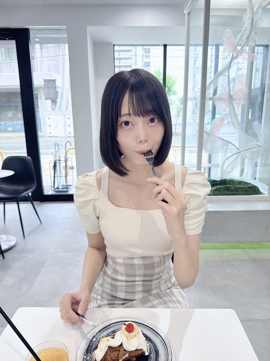reia_hkt48's tweet photo. 甘いもの食べてる時が1番幸せ🤤🍭︎🤍 https://t.co/edPtMHp1TA