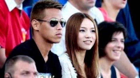 yura_jd_'s tweet photo. サッカー選手なんて絶対モテるだろうに、
女遊びせず若くして結婚してるの本当にカッコよすぎない♡！？

遠藤航選手 → 19歳で高校時代の同級生と結婚
本田圭佑選手 → 22歳で高校時代のマネージャーと結婚
上田綺世選手 → 24歳で友人の紹介がきっかけで結婚
内田篤人選手 → 25歳で地元の幼なじみと結婚

男主君、見習え⬇️