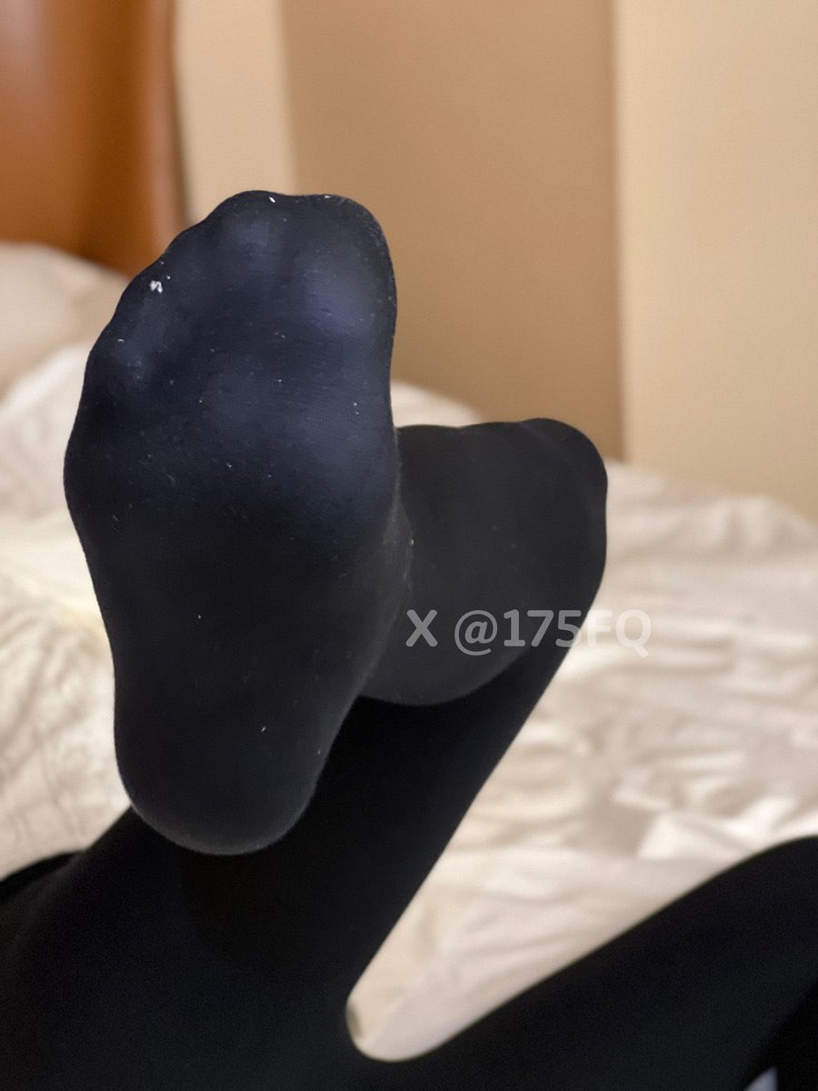 175QY's tweet photo. 这么热的天，老婆还穿厚黑，不敢想象脚有多酸，有没有想舔的 https://t.co/0W9Uklc5B8