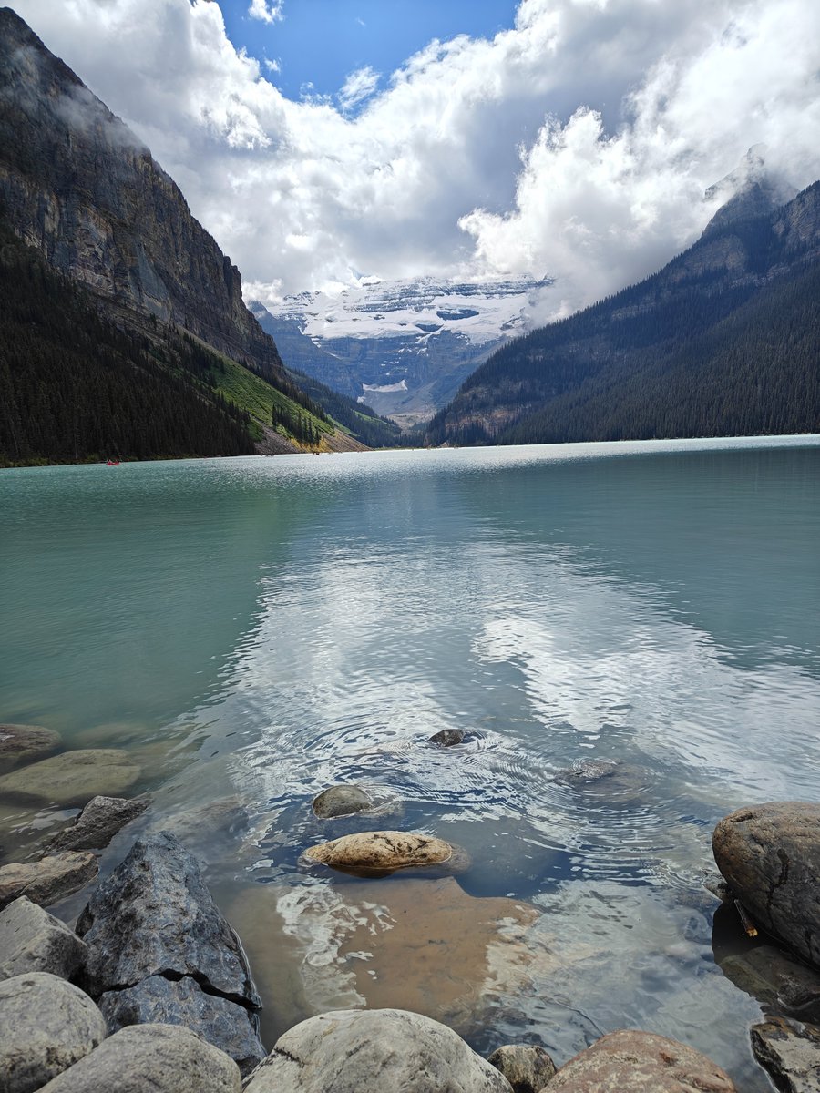 Sajal_1987's tweet photo. Pure alpine perfection at Lake Louise and Moraine Lake. The vibrant turquoise water and towering peaks are completely breathtaking! 🏔️✨ 

#Banff #LakeLouise #MoraineLake #Rockies https://t.co/pXujI38lQd