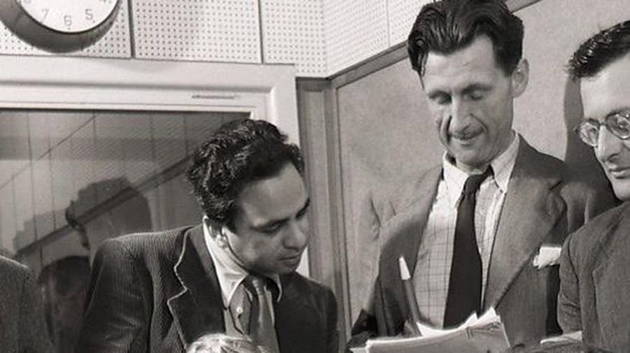 literlandweb1's tweet photo. Las 6 reglas de George Orwell para escribir:
1. Nunca uses una metáfora, símil u otra frase hecha que estés acostumbrado a ver por escrito.
2. Nunca uses una palabra larga si puedes usar una corta que signifique lo mismo.
3. Si es posible eliminar una palabra, hazlo siempre.
4. Nunca uses la voz pasiva cuando puedas usar la activa
5. Nunca uses una expresión extranjera, una palabra científica o un término de jerga si puedes pensar en una palabra equivalente en tu idioma que sea de uso común.
6. Incumple cualquier regla antes de escribir nada estúpido.