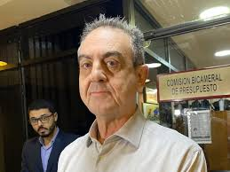 BogadoMayor's tweet photo. DECLARACIÓN DE EMERGENCIA
Quieren seguir lucrando, vendiendo medicamentos 4 veces más caros.
Pretenden seguir robando al Pais, utilizando a Parlamentarios hambrientos y corruptos p/mantener privilegios y direccionamientos en la compra de remedios.
A este nunca le importó el País. https://t.co/nRnyIZj5DN