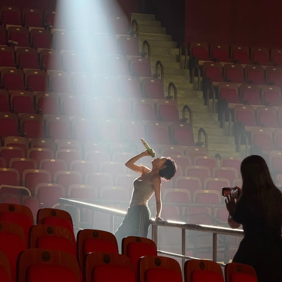 ultmoonsun's tweet photo. no distinction between hwasas concert and rehearsal pics has me this close to tearing up she truly is the definition of singer who loves her job down to her very core 🥹 https://t.co/3M21Mx8cjI