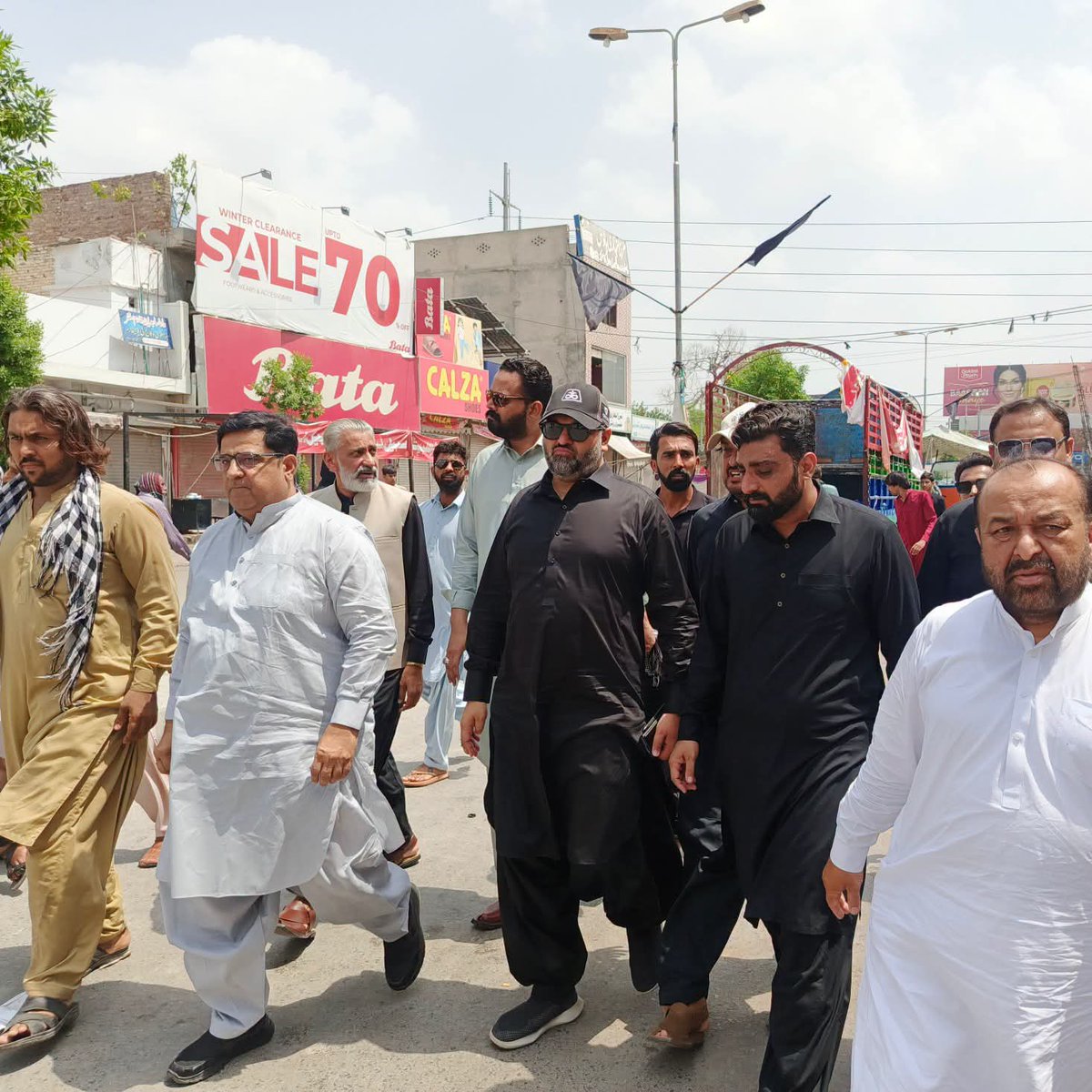 TeamZHQ's tweet photo. رکن قومی اسمبلی مخدوم زادہ زین حسین قریشی نے نو محرم الحرام کے سلسلے میں ممتاز آباد میں برآمد ہونے والے جلوس میں شرکت کی اور عزادارانِ امام حسینؑ کے ساتھ اظہارِ یکجہتی کیا۔
اس موقع پر انہوں نے جلوس کے راستوں کا دورہ کرتے ہوئے مختلف سبیلوں، لنگر اور امدادی کیمپوں کا معائنہ کیا https://t.co/tX8ajsFWSh
