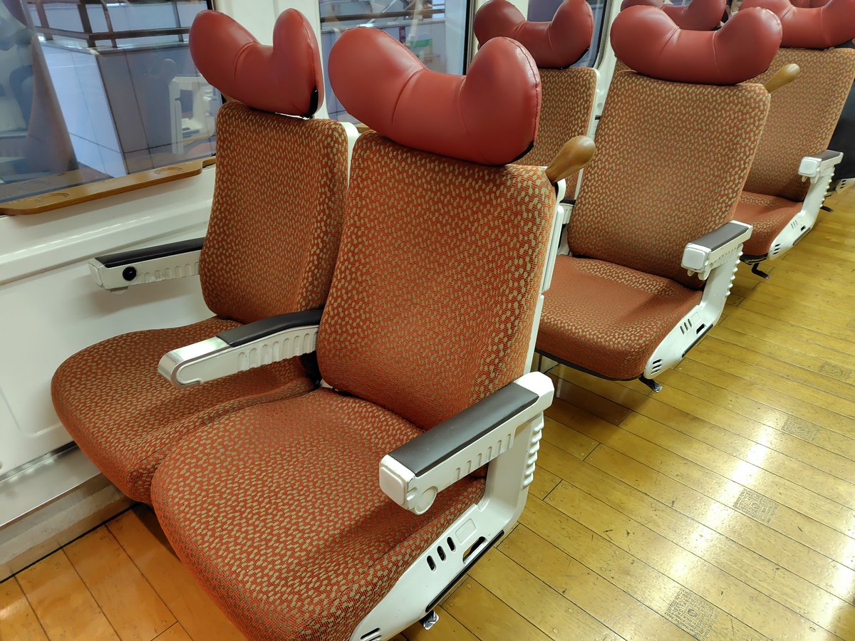 east_japan's tweet photo. 883系といったら(?)な「耳付き座席」もリニューアルでお役御免に… https://t.co/4ZY3Ydy9lu