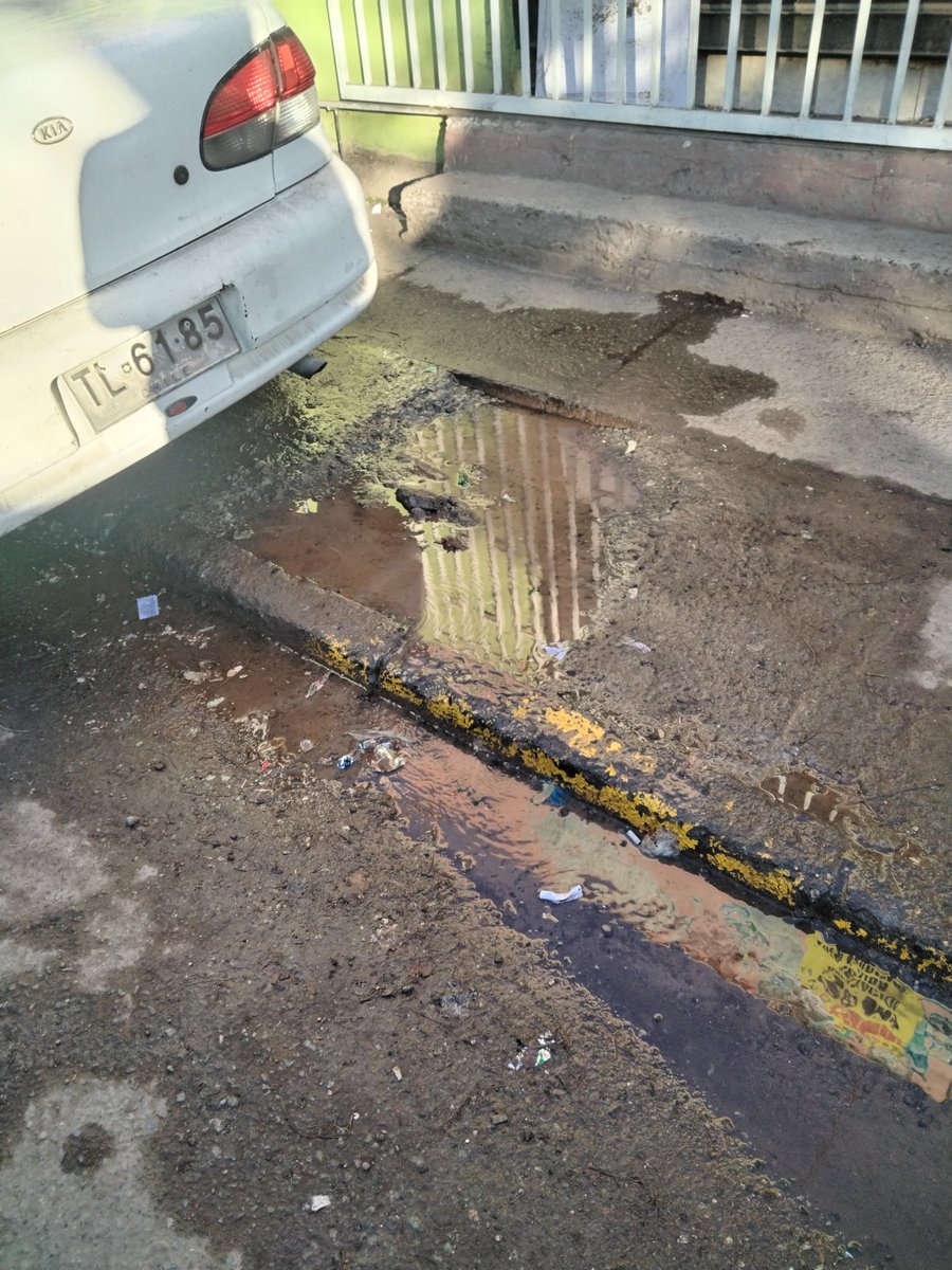 yuryroman's tweet photo. @aguas_andinas 2  fugas de matriz en @MuniLaPintana en avda el bosque #10635, favor proceder rápido. https://t.co/LMI8vOTdXq