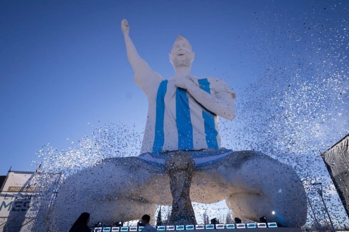 PrismeMedia's tweet photo. ⚽️🏆🇦🇷 L’ARGENTINE dévoile une GIGANTESQUE STATUE de LIONEL MESSI en PATAGONIE pendant la COUPE DU MONDE. https://t.co/9f2xPPjewy