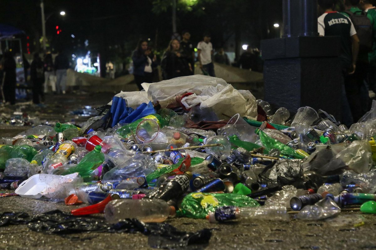 El_Universal_Mx's tweet photo. Y después de los festejos solo queda... la basura

🗑️ Basura y residuos permanecieron durante la madrugada del jueves sobre Paseo de la Reforma y alrededores del Ángel de la Independencia tras el festejo por la victoria de la Selección Mexicana 3-0 ante Chequia.

Fotos: Cuartoscuro
