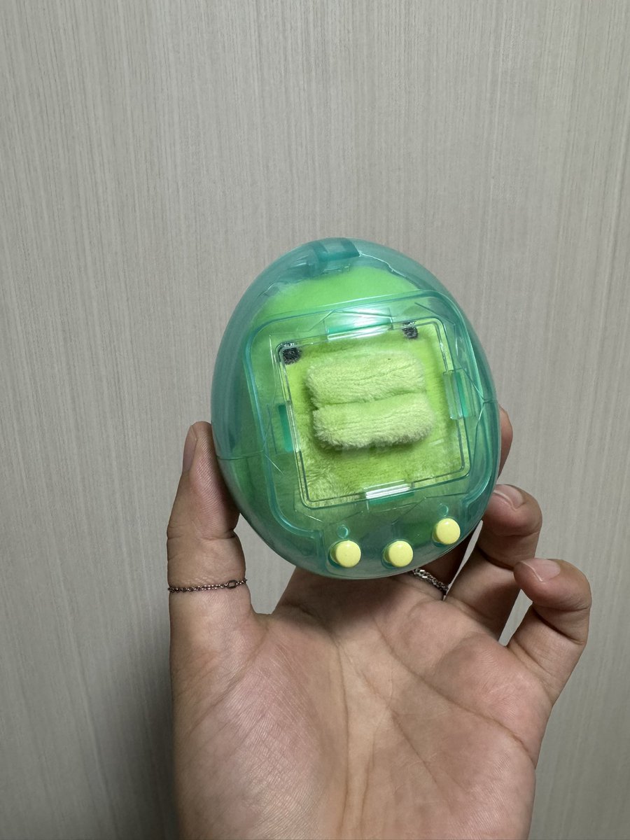 flapperboy0621's tweet photo. ぬいとたまごっちケース
どっちもくちぱっち💚🍏

かわいすぎるw
唇がおしつけられてるのたまらん

 #たまごっち 
 #くちぱっち 
 #ガチャガチャ https://t.co/9czveVr7oT
