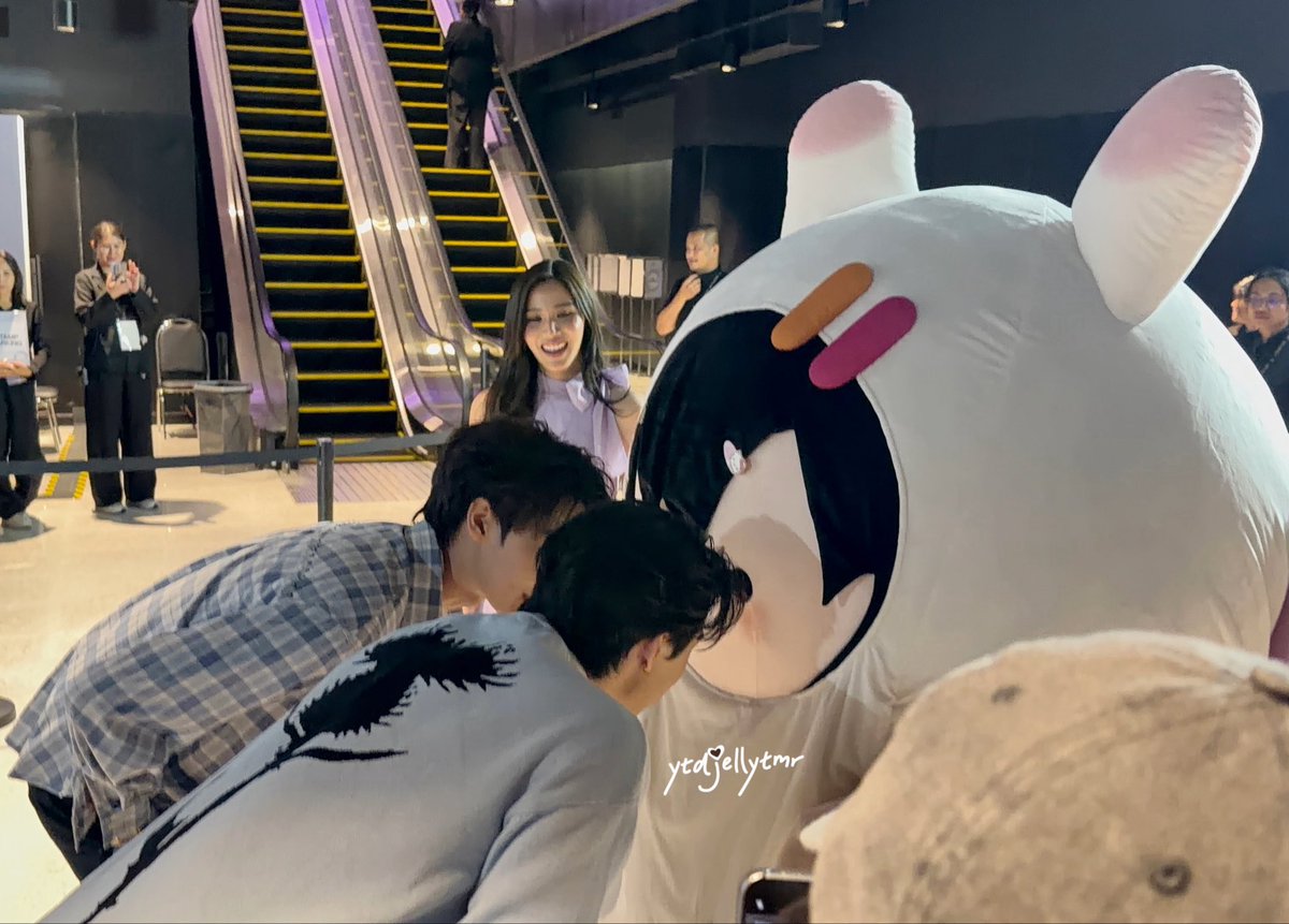 ktondawaytonjm's tweet photo. น่ารักมากกกเลยอะ T T ดิวธีมองเอนี่แบบใกล้ม้าก องศาเดียวกันเลย หลานน่ารักอะสิ นางเอกเกาหลีของดิวธีอะน้อ ส่วนน้องบอนนี่มองดิวธีที่มองเอนี่อีกที อยากใส่กรอบ T T น่ารักระเบิดมาก ไว้รอดิวธีมีลูกแล้วพาครอบครัวสระอี่มาเล่นกานน้า 🤍🤲🏻

OPPO X DEWTEE
#Reno16SeriesTHxDewTee
#Reno16SeriesTH https://t.co/umdjOSmFiv