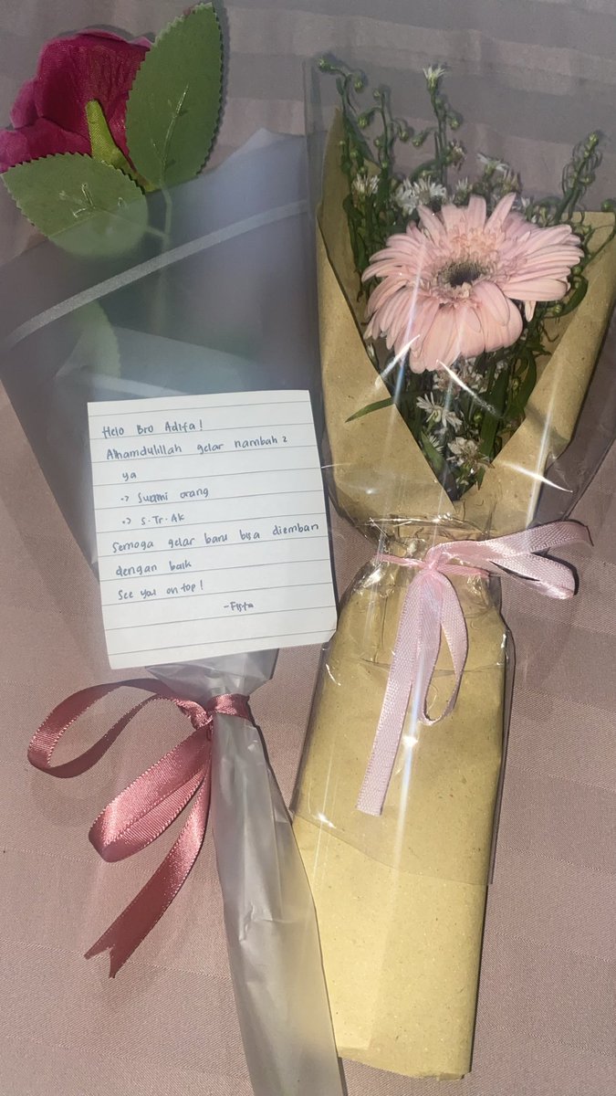 cipit_fida's tweet photo. terima kasih utk dua bocils ini ya.. ucul sekali bunganya😶‍🌫️ congratss juga utk kalian!!! https://t.co/Xr7jrYvMhk