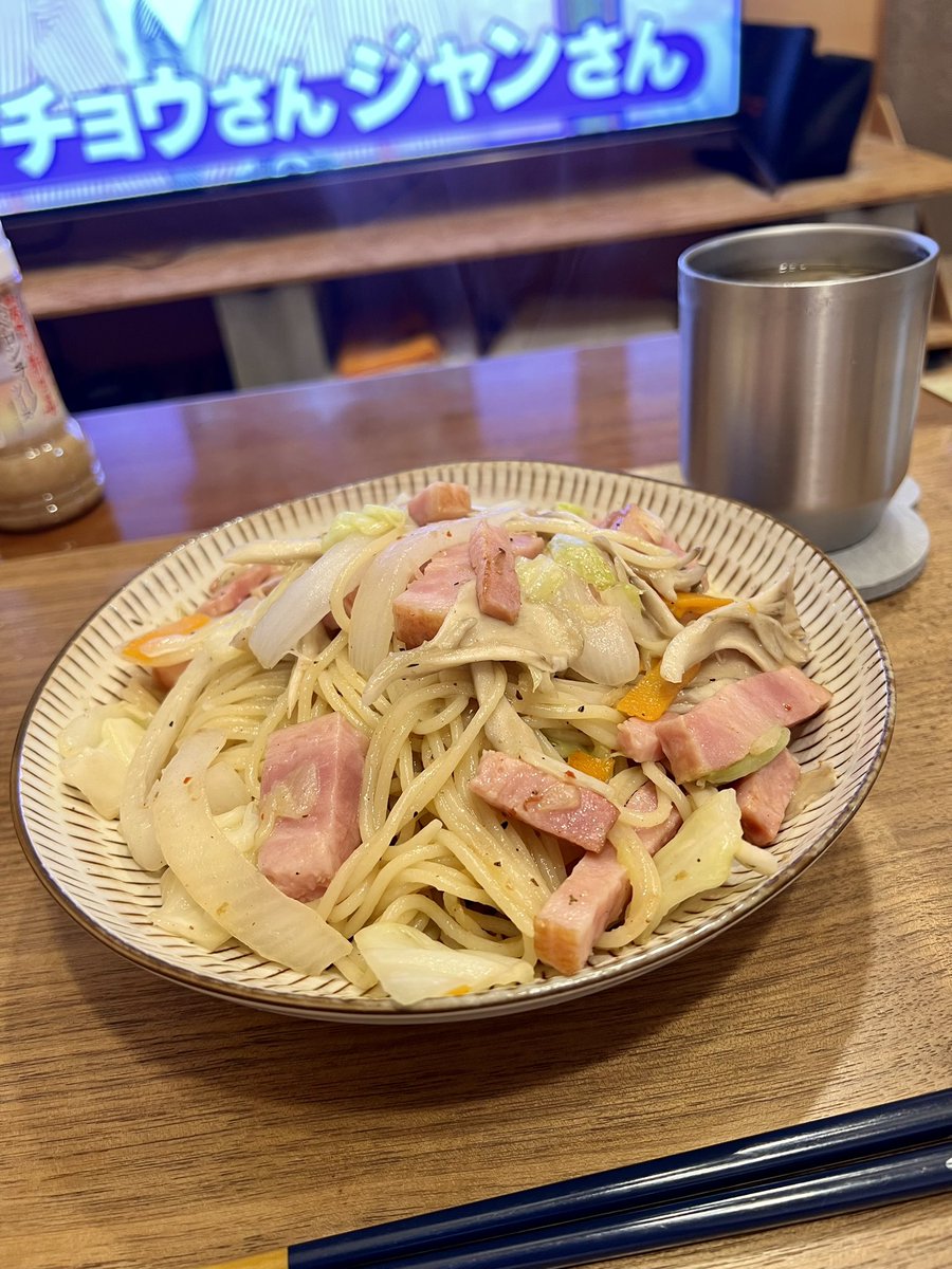 itbs_shige's tweet photo. 今日の晩ご飯は〜岩下の新生姜入りペペロンチーノソースを使いましてコチラです♪キャベツとベーコンのペペロンチーノ〜♡メッチャ生姜香るぅ〜⁉︎すっげぇー美味い！でも…生姜にたっぷりキャベツの味わいがどう味わってもソース焼きそば…笑 今夜も上手に出来ました♪ご馳走様でした〜♡

#料理男子 https://t.co/rbs8JkSqa5