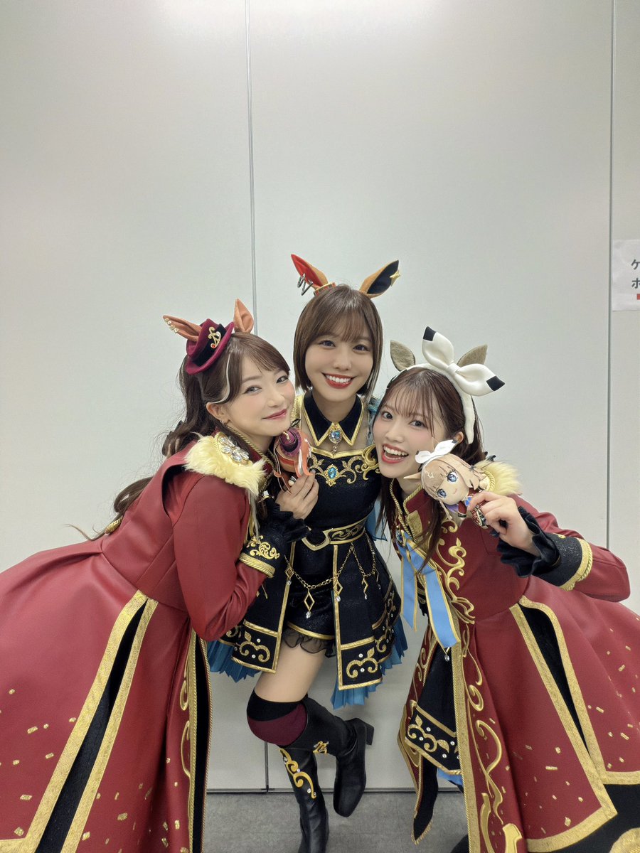 miyumi_shuri's tweet photo. #ウマ娘7th東京D1 #ウマ娘7th 
DAY1のお写真はきっとこれで全部…！
次はDAY2、両日の方々は最後にポストさせていただきます✨
DAY1の3人ショットもどうぞ🙌

タイミング逃してしまって、ツーショ撮れなかったのですが…

🥕トウカイテイオー役 Machicoさん
ぱかライブTV'の時にも思ったのですが、Machicoさんがいらっしゃると現場が明るく華やぐ感じがします✨ライブでも全員曲でしかご一緒できなかったのですが、安心感がすごいなぁって、ただただ大尊敬です。可愛いと大黒柱は共存可能なのですね…🎀
またご一緒できたら、次は一緒に歌いたいです♡
リハのあとMachicoさん、ともよさん、あさかちゃんとご飯いけたのもすごい嬉しかったですっ🍖✨いっぱい労ってくれてめちゃ元気になりました！！
ありがとうございました！
(p.s.ラスイチのもっちゅりんは私がいただきました😌笑)