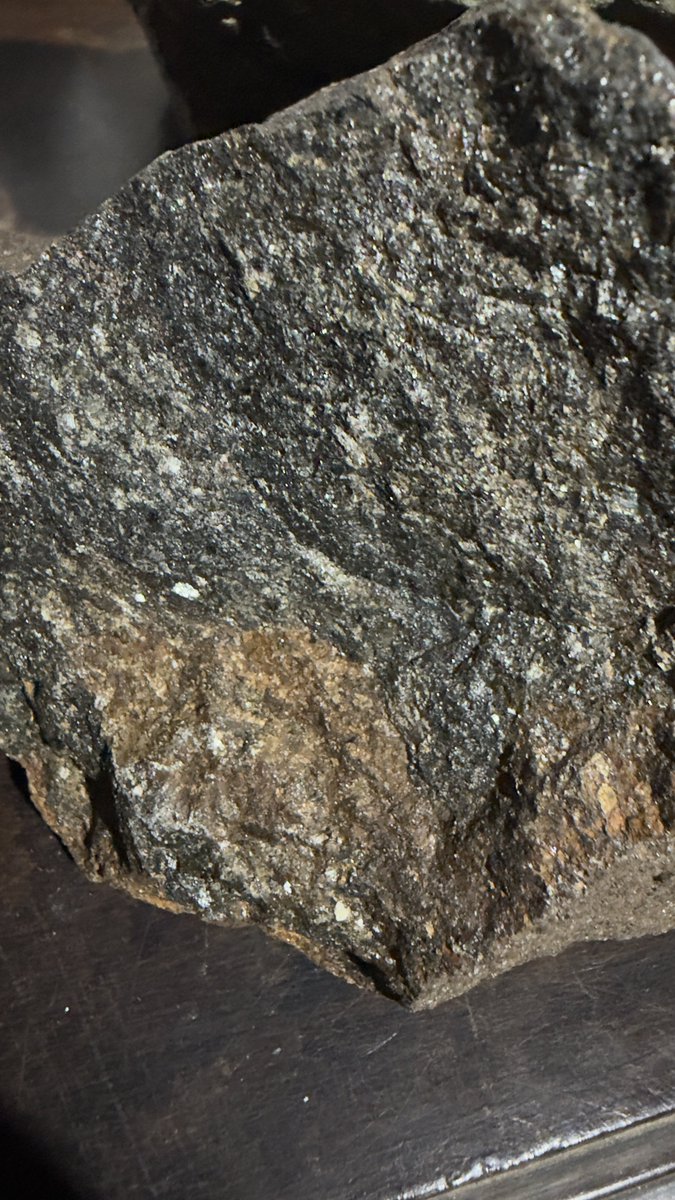 marcusgalrao's tweet photo. Uma rocha pode chamar atenção pelo brilho, pela textura, pela oxidação ferruginosa ou por possíveis indícios de mineralização. Mas, no setor mineral, a primeira regra é simples: brilho não substitui ensaio.
A imagem de uma amostra como esta abre uma conversa importante: entre a percepção visual e a confirmação de valor econômico existe um percurso técnico e regulatório que não pode ser improvisado.
Antes de qualquer conclusão, é indispensável avançar com:
análise petrográfica e mineralógica;
ensaios geoquímicos e, quando aplicável, XRF/ICP;
controle de qualidade amostral; interpretação geológica regional;
verificação da titularidade minerária perante a ANM; análise ambiental, fundiária e sociojurídica da área; estruturação contratual adequada para pesquisa, parceria, cessão, opção ou M&A.
Na mineração, uma boa ocorrência pode ser o início de uma oportunidade. Mas somente a integração entre geologia, engenharia, regulação, meio ambiente, contratos e governança transforma potencial em ativo.
É justamente nesse ponto que a assessoria jurídica estratégica deixa de ser um custo acessório e passa a ser instrumento de proteção do investimento. Porque um projeto mineral não se sustenta apenas na qualidade da rocha, mas na solidez do título, na conformidade regulatória, na viabilidade ambiental e na segurança das relações contratuais.
O minério pode estar no subsolo.
O valor, porém, nasce da disciplina com que se conduz o projeto.