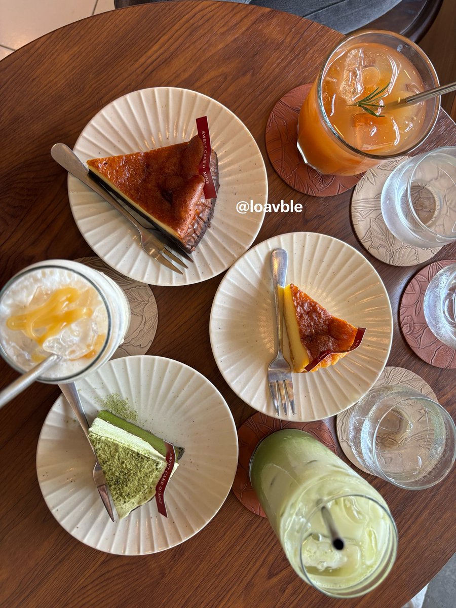 loavble's tweet photo. jujur aku bukan tim sweet tooth, tp klo nemu dessert yg ada embel-embel ‘matcha’ pasti gabisa nolak😭😭

nyobain cheesecake matcha, rasanya masih dominan keju cuma ada aroma dan hint pahit khas matcha🍵🍰. kalian suka cheesecake juga ga? https://t.co/vnF2vrd1OU