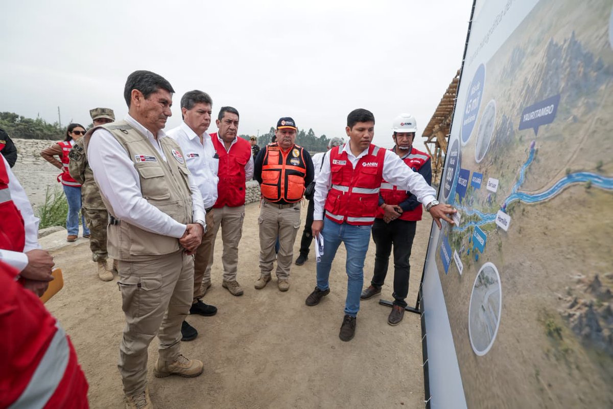 pcmperu's tweet photo. #PCMenAcción | 🌊 Como parte de las acciones que impulsa el Gobierno para fortalecer la respuesta del país frente al fenómeno El Niño, el premier Luis Enrique Arroyo Sánchez llegó a Chincha para supervisar las obras de defensa ribereña en el río Matagente. La megaobra forma parte de un paquete integral destinado a fortalecer la capacidad de respuesta con una inversión de más de S/800 millones.