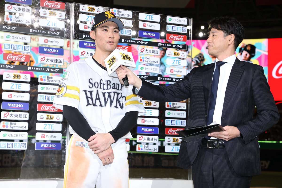 takafullc2's tweet photo. 【ヒーローインタビュー】

勝ち越し2点タイムリーを放った庄子雄大選手！！

――6回2死二、三塁の場面。どんな気持ちで打席に入った？
 「本当に前の先輩方がチャンスを作ってくれたので。自分は本当に『ここしかない』という気持ちで、打席に入りました」

――見事、センターに弾き返した。あの打席の感触は？
 「芯で捉えたので。なんとか『ピッチャーの足元を抜けてくれ』と思いながら、走っていました」

――勝ち越しタイムリーの後、球場の大歓声。
 「いやもう最高でした」

――その前には、鈴木豪太投手の見事な火消しもあった。
「本当にここ最近いいピッチングを続けてくれていたので。今日も1球で火消しをしてくれたので、『なんとか勝ちをつけてあげたいな』と思って打席に入りました」

――横浜高の先輩、近藤選手が4安打の大活躍。
「本当に毎日、近藤さんのバッティングを見ながら僕も勉強させていただいているので。もう本当に1日でも早く近藤さんみたいなバッターになれるように、これからもっと練習を頑張ります」

――試合前『最近は自分らしさが消えかけている』という話もしていました。今日は2盗塁もあった。自分らしさが戻ってきた？
「今日に関しては、すごい僕の価値というか、本当にいい働きができたなと思うので。これを毎日継続していけるように頑張ります」

――明日以降の戦いに向けて、ファンの皆さんへ一言お願いします。
 「まだまだシーズンは長いですけど、本当に1試合1試合全力で戦っていくので。熱いご声援よろしくお願いします！」

#sbhawks #鷹フル
