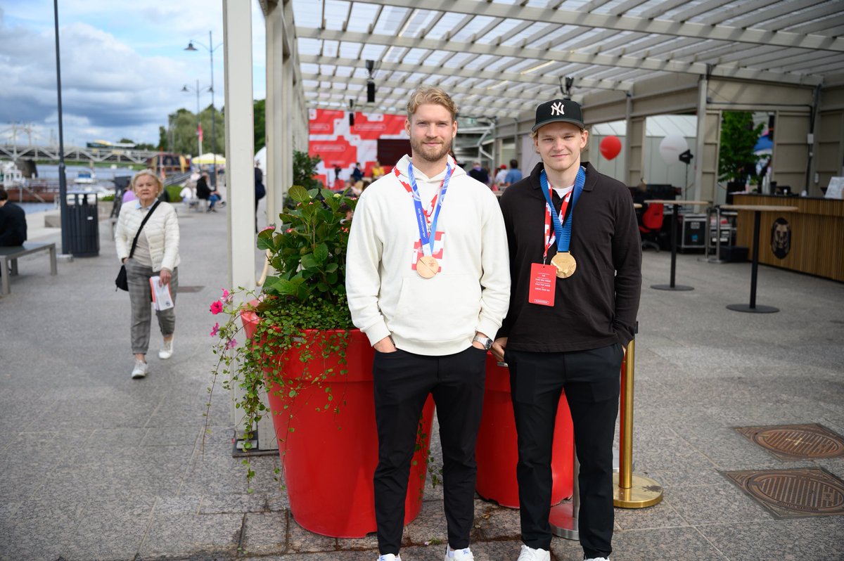 PorinAssat's tweet photo. Lennin ja Jopen SuomiAreena -päivä jatkui yhteiskuvien ja nimmarien jaolla Shots Paviljongin edustalla. 🖋️
#Ässät #Liiga #SuomiAreena https://t.co/hogQCXIoIh