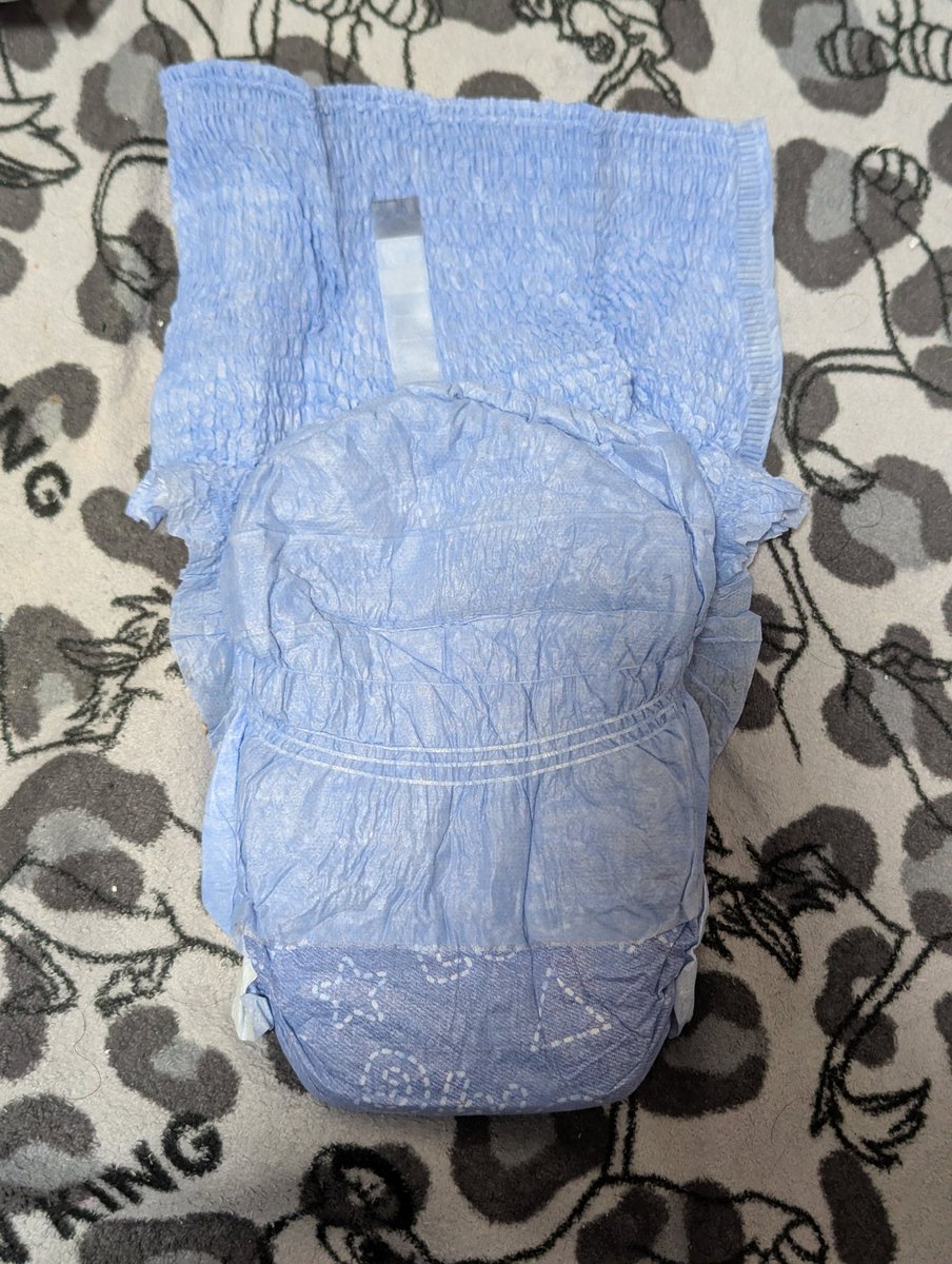 keeikoma's tweet photo. 気になりすぎたので……こちらのおむつを購入してみました…！
このサイズだと日本の界隈では初めて…？？？
(お値段は輸入代行サービス(？)で頼んだので15000円代の所9000円代)

驚いたのはこの手のおむつには珍しく、まとめるテープが付いていた事です…！！ https://t.co/8qWdK7zomQ