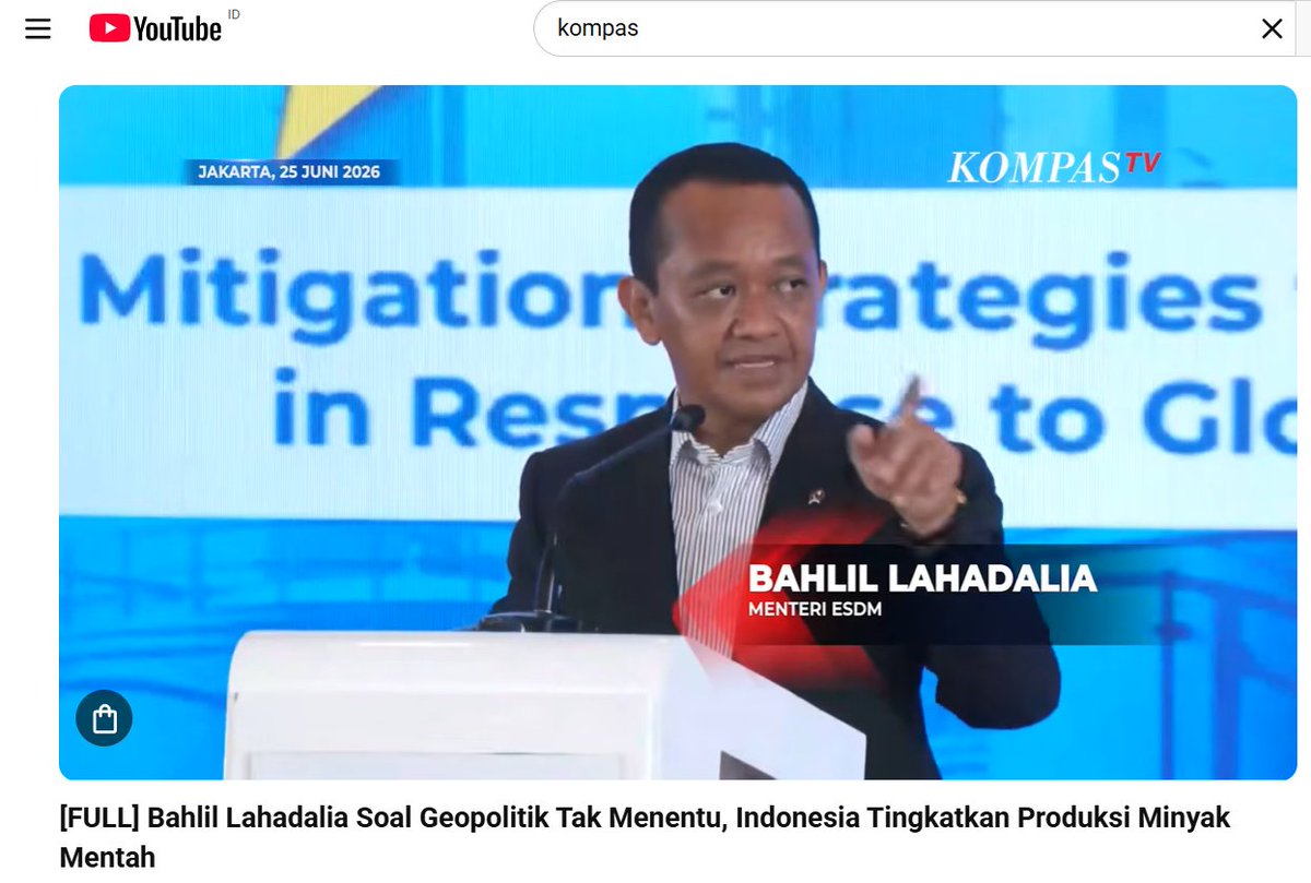 dimarsasongko98's tweet photo. Bahlil di Energy Forum hari ini: 

"Aku malas juga ngomongnya bohong-bohong terus. Jangan sampai baku tipu terus di antara kita."

Lalu terungkap: rapat krisis batu bara PLN dihadiri Jaksa Agung, Kepala BIN, dan pimpinan DPR.

Yang sudah terbongkar oleh Komisi XII DPR: akar masalahnya bukan sabotase. 
RKAB produksi batu bara 2026 dipangkas 40–70% oleh Kementerian ESDM sendiri. 

Pengusaha tak bisa produksi cukup. 
PLN kurang pasokan. 
Rakyat mati lampu.

Yang memangkas RKAB itu: Kementerian ESDM.

Jadi siapa yang "bohong-bohong terus" di sini?🤮