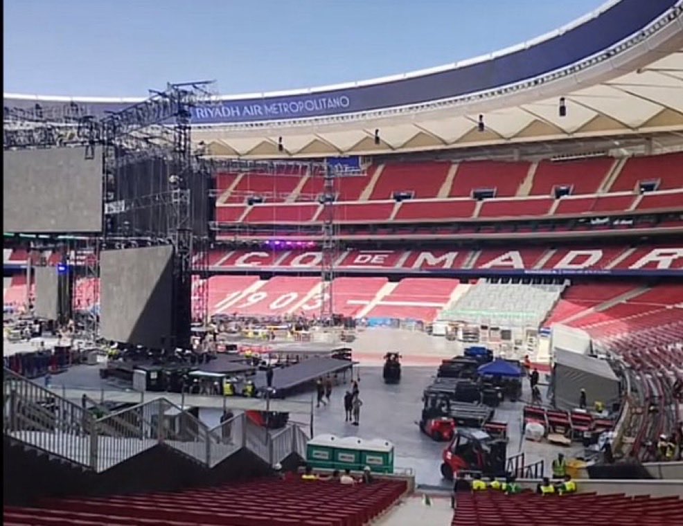 taeteamspain's tweet photo. Kim Taehyung.. Madrid is getting ready for you!
Los preparativos para el concierto de Bts van viento en popa!
Madrid alla voy!

Unas nubecitas (sin lluvia) no nos vendrian mal.. 😎

#V #KimTaehyung #Taehyung #thv #BtsV #뷔 #김태형 #태형 #テテ
 #金泰亨
BORAHAE TAEHYUNG https://t.co/plIXQnKWys