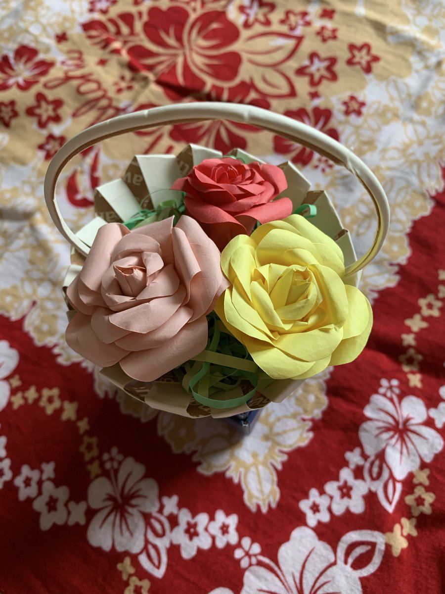 akemi18_67's tweet photo. @SimplePaperMade
#紙工作ペン
さん（カラーペーパーで薔薇）
@SimplePaperMadeさん（紙コップで作ったカゴ）を参考にして作ってみたぁ😊
内緒でアイスをご馳走してくれたおばあちゃまにプレゼント😊 https://t.co/yAoLDdn4zF