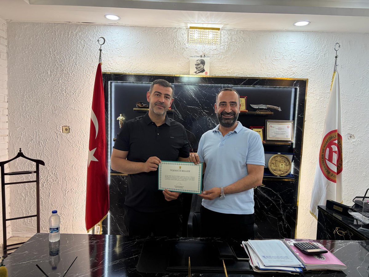 AkArtuklu's tweet photo. AK Parti Artuklu İlçe Başkanımız Sayın Yavuz Çaltekin ve Yönetim Kurulu Üyelerimizle birlikte, Türkiye Berberler, Kuaförler ve Güzellik Salonu İşletmecileri Federasyonu Genel Başkan Yardımcısı Sayın İbrahim Porduğan’ı ziyaret ettik. https://t.co/i6Bi0Bq4uX