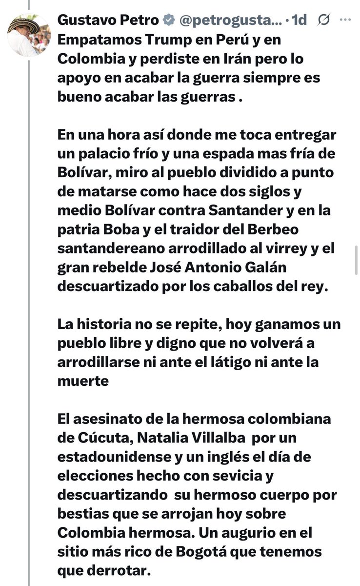 BetoLuso's tweet photo. Fueron cuatro años perdidos y desaprovechados, de improvisación, inoperancia, peleas, errores, gastos desbordados, corrupción, desarticulación, endeudamiento y sometimiento del país ante los grupos armados.

Al final, @petrogustavo termina su mandato no solo como el inepto que es, sino como un pobre loquito, convencido de que es el mesías de la humanidad.

@LuzMaSierra lo describe perfecto en una editorial de @elcolombiano:

«@petrogustavo quería ser como Aureliano y terminó como José Arcadio, amarrado a un castaño en el patio de su casa»…

«…Petro soñó con pasar a la historia como el rebelde que desafió al establecimiento. 

A dos meses de dejar el poder, se parece más al fundador de Macondo en sus últimos días: enfrascado en sus obsesiones y cada vez más distante de la realidad»…