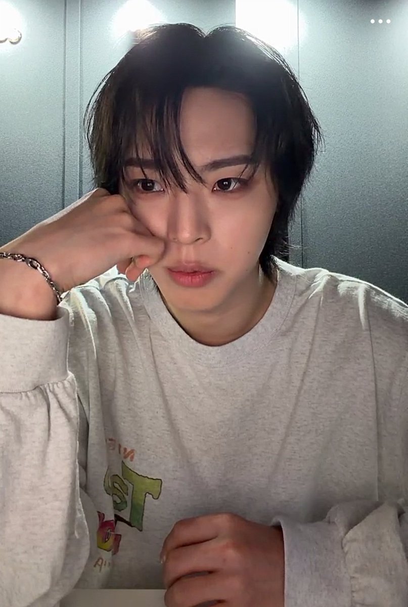 tsofdnn's tweet photo. 효지니 손이 작은데도 너무 남자 같아요😳 https://t.co/ZjK48JztO1