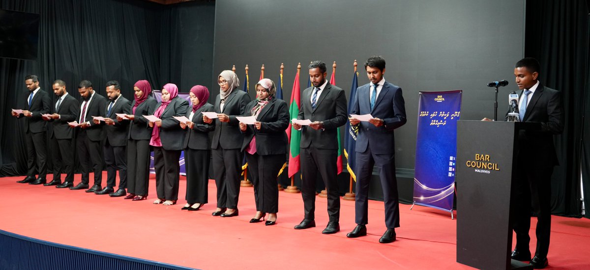 MvBarCouncil's tweet photo. މިއަދު ޤާނޫނީ ވަކީލުކަމުގެ ހުވައިކުރައްވައި، ޤާނޫނީ ފަންނާ އަލަށް ގުޅިވަޑައިގެންނެވި 11 ވަކީލުންނަށް މަރުޙަބާ! މި ރަސްމިއްޔާތުގައި ހުވައިލައިދެއްވީ @mvhighcourt ގެ ފަނޑިޔާރު އަލްއުސްތާޛު އިސްމާޢީލް ޝަފީޢު https://t.co/Qn8ehbGg8P