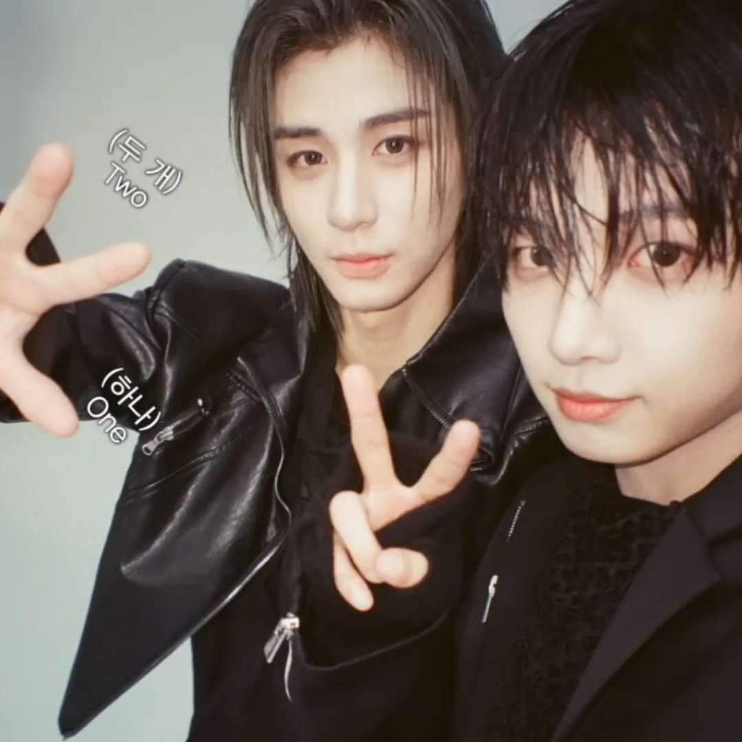 BND_JELLYBEAR's tweet photo. 필카로 찍은 이하니 너무 예쁘다 🖤 https://t.co/kwIKzJuCjW