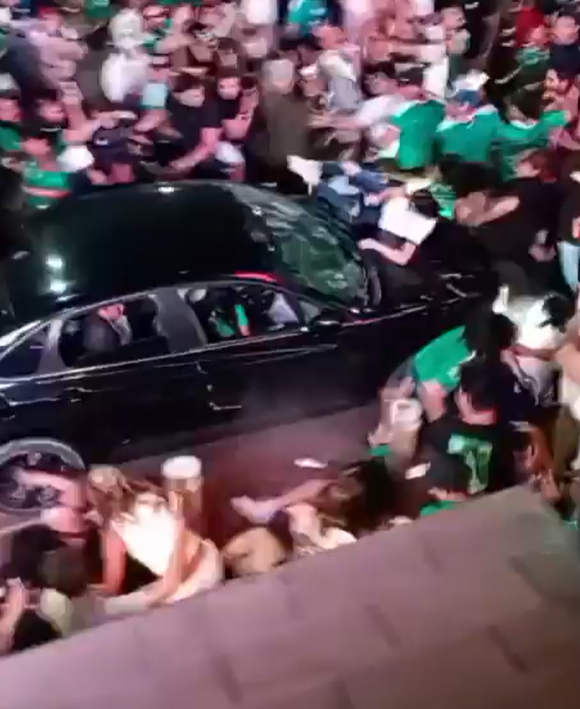 ElFinanciero_Mx's tweet photo. 🚨⚽️Los festejos por el triunfo de México contra Chequia terminaron en tragedia en Cabo San Lucas, Baja California Sur, luego de que un automovilista atropellara a poco más de una decena de personas.

Como respuesta, los aficionados alcanzaron el auto y lo golpearon, así como al automovilista.

Además, las imágenes mostraron a una persona con sangre en la cara e inconsciente en el piso, quien presuntamente sería el conductor; reportan 17 heridos 

https://t.co/49KppyZtbG
📸: captura de pantalla redes sociales
