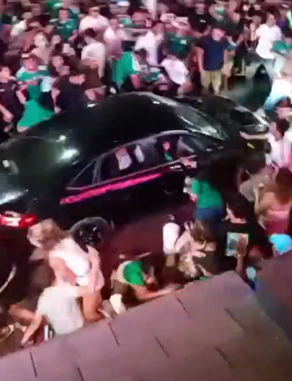 ElFinanciero_Mx's tweet photo. 🚨⚽️Los festejos por el triunfo de México contra Chequia terminaron en tragedia en Cabo San Lucas, Baja California Sur, luego de que un automovilista atropellara a poco más de una decena de personas.

Como respuesta, los aficionados alcanzaron el auto y lo golpearon, así como al automovilista.

Además, las imágenes mostraron a una persona con sangre en la cara e inconsciente en el piso, quien presuntamente sería el conductor; reportan 17 heridos 

https://t.co/49KppyZtbG
📸: captura de pantalla redes sociales