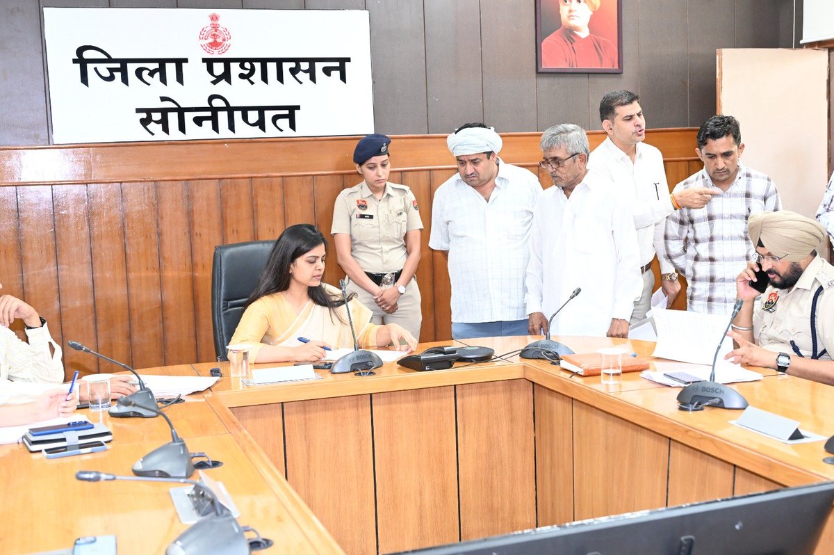 diprosonipat's tweet photo. 🏛️ उपायुक्त नेहा सिंह की अध्यक्षता में आयोजित #समाधान_शिविर में आज 25 शिकायतों पर सुनवाई की गई।
✅ डीसी ने अधिकारियों को निर्देश दिए कि प्रत्येक शिकायत का मौके पर जाकर सत्यापन करें, शिकायतकर्ता की संतुष्टि सुनिश्चित करें तथा सभी मामलों का प्राथमिकता के आधार पर समयबद्ध समाधान करें।
📋 साथ ही #CMWindow पर प्राप्त प्रत्येक शिकायत का भी त्वरित एवं प्रभावी निस्तारण सुनिश्चित करने के निर्देश दिए गए।
#Sonipat #Haryana #GoodGovernance #JanSeva #SamadhanShivir
