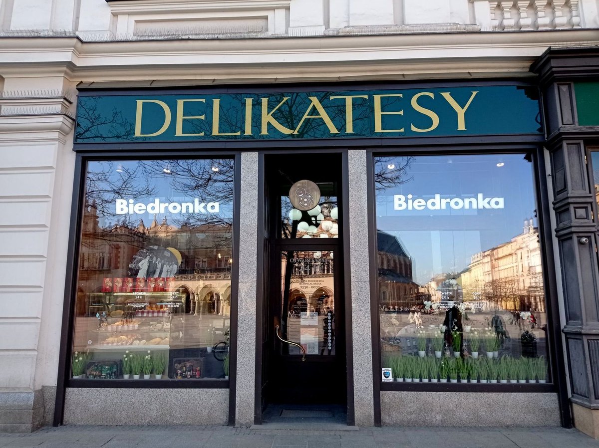 nyxtopia's tweet photo. @OleRed07683534 @___lzcat @BartSieja Czasami marki dostosowują szyldy do starszych budynków np Biedronka na rynku w krakowie. Gdzieś też był kiedyś post o dostosowywaniu log niektórych żabek https://t.co/QoskpyiOwt