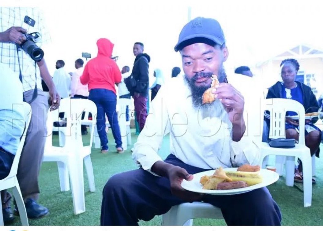 KomugishaPeace's tweet photo. But how can you receive such bad news and you still go ahead and eat😳😳😂😂😂💔 https://t.co/v7gEMeAMR2