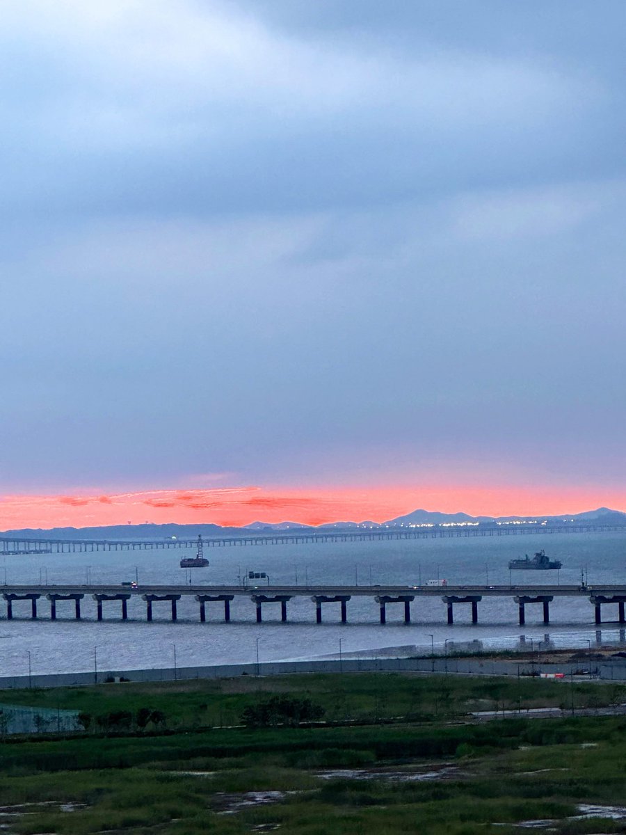 microviolist's tweet photo. 하루 종일 해를 볼 수 없는 우중충한 날이었는데 막판에 해가 살짝 나왔다. 오래동안 힘들었던 누군가의 인생도 저럴 수 있었으면 좋겠다. https://t.co/HwwuMCphfZ