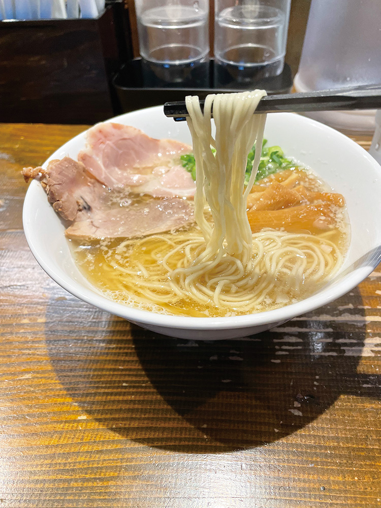 shinshunan's tweet photo. 日刊新周南ニュース
周南市政所に3月にオープンした煮干しラーメン専門店「キンモクセイ」が、朝6時から営業する“朝ラー”スタイルと、瀬戸内海産の煮干しを使った一杯が評判を呼び、連日多くの来店客でにぎわっている。
https://t.co/zKuwfgxbuz https://t.co/yhwj5ASQga