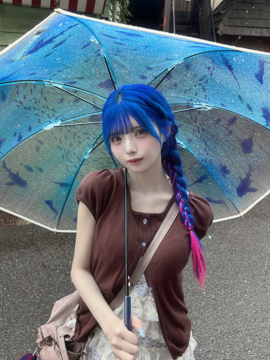 NANIMONO_mifuyu's tweet photo. 水族館みたいな傘 https://t.co/WJ6yl0tc3G