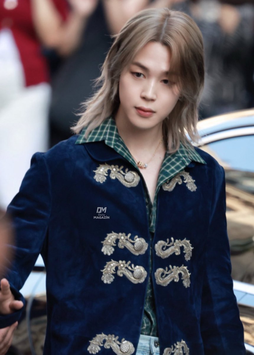 daily_magazin's tweet photo. Jimin, Paris Moda Haftası’ndaki Dior defilesinde sergilediği görünümüyle sosyal medyada büyük ilgi görerek 1,5 milyondan fazla paylaşım aldı. https://t.co/orFvvP14Si
