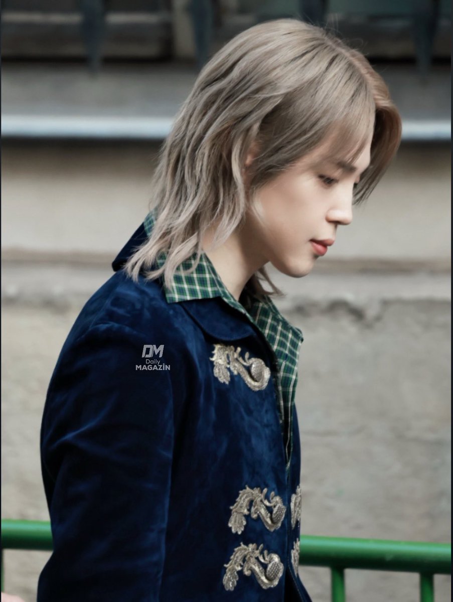 daily_magazin's tweet photo. Jimin, Paris Moda Haftası’ndaki Dior defilesinde sergilediği görünümüyle sosyal medyada büyük ilgi görerek 1,5 milyondan fazla paylaşım aldı. https://t.co/orFvvP14Si