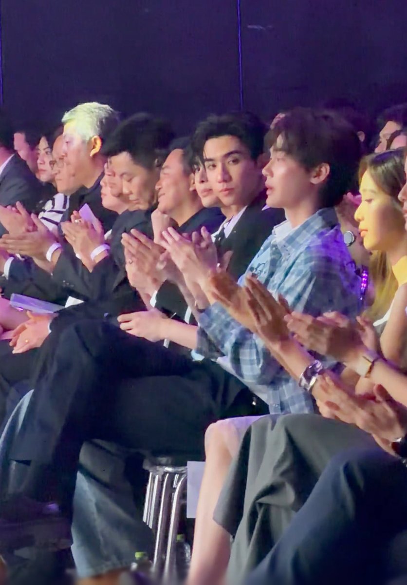 lolmsy158796's tweet photo. Lately, @perthppe has been more open about stealing glances a
his gf in public, so sometimes he doesn't focus on @Ppsanta, while @filmracha becoming the queen of fanservice, kissing @NamtanTipnaree in public and lying claim their relationship is real. Is your gf sulking, Perth?🤣 https://t.co/9gRGWrS3op