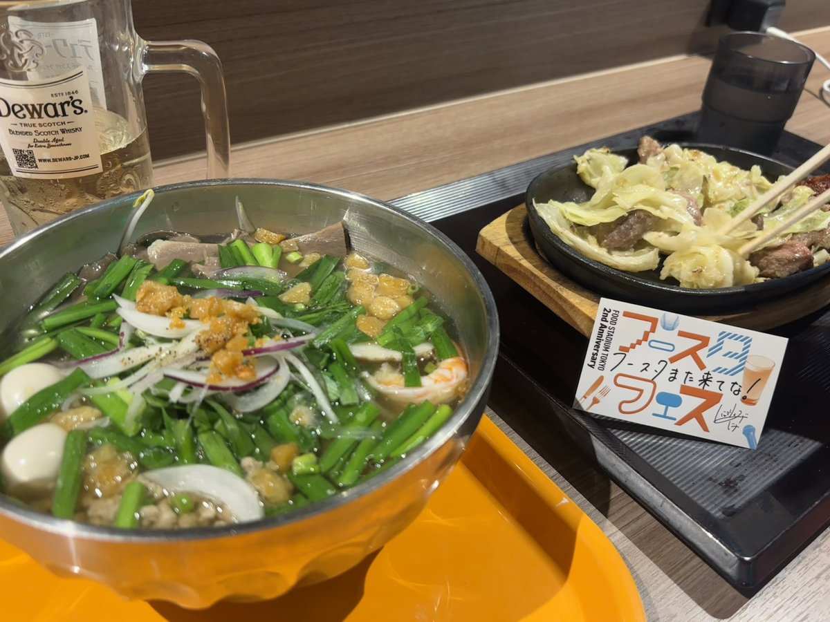 mo_rin_131's tweet photo. FST-1グランプリ、各店舗のイチオシメニューをバッテリィズさんが食べながら紹介してくれる、ひたすらお腹がすくイベントでした！
お腹ぱんぱんで時々立ち上がるお二人、終盤にはエースさんがおもむろにこがけんさんの肩を揉む謎ムーブが見れました（本当に急で謎すぎた！）
面白くて美味しかった〜😋 https://t.co/2bMUbGIMTa