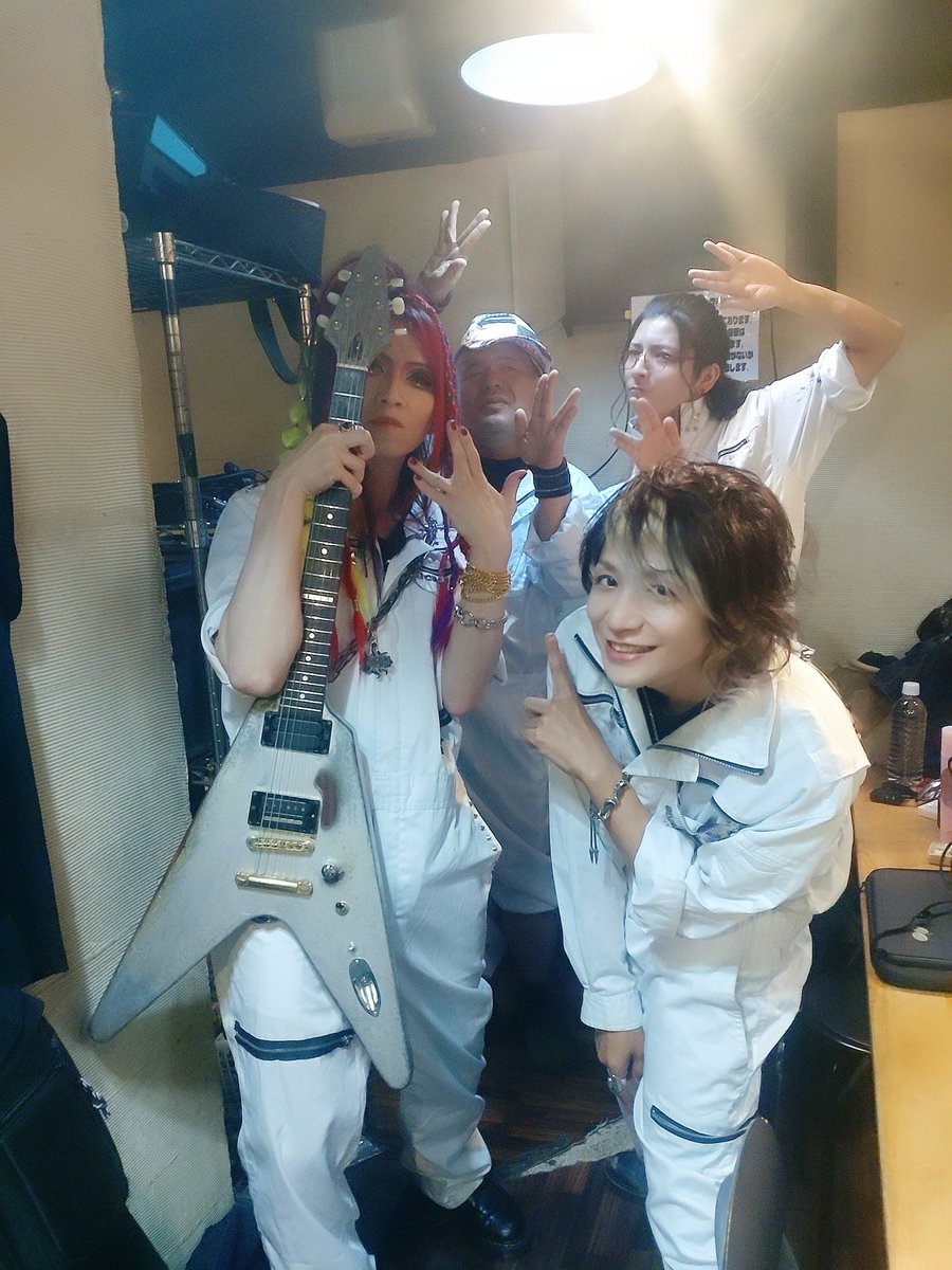 TOYSPANIC88's tweet photo. 2026.6.24
上野音横丁
セットリスト
1ミラクルボルテージスパークラッシュ
2サマージャンボドリーム
3たったそれだけ
MC
4涙の翼(新曲)
5ノチハレ
6星空へ https://t.co/tUv7bFBoQN