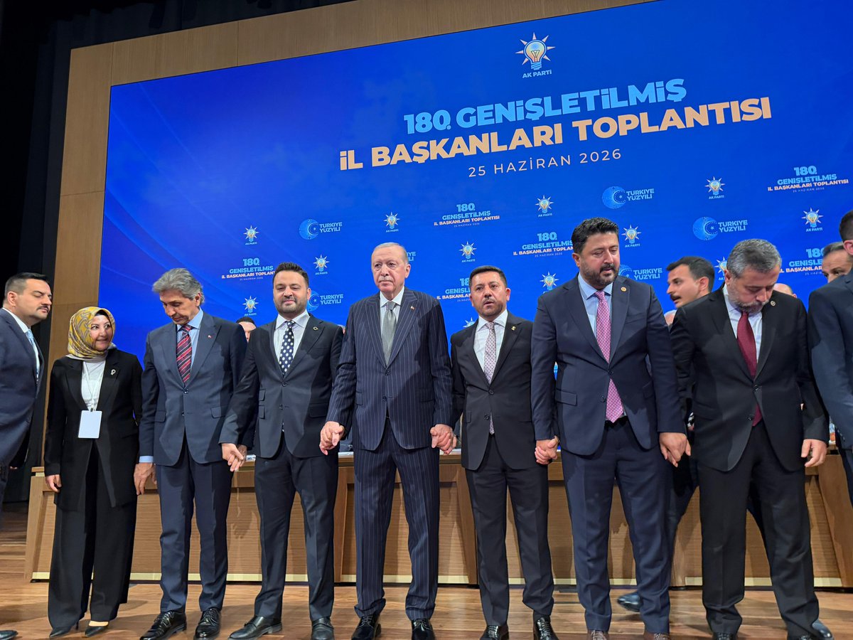 av_mfa's tweet photo. Bugün Nevşehir için yeni bir sayfa açıldı.

180. Genişletilmiş İl Başkanları Toplantımızda, Cumhurbaşkanımız ve Genel Başkanımız Sayın Recep Tayyip Erdoğan’ın takdim ettiği rozetle AK Parti ailemize katılan Nevşehir Belediye Başkanımız Sayın @RasimAri50 ’ya hoş geldiniz diyorum.

Aynı hedefe, aynı heyecanla ve birlik beraberlikle Nevşehir’imiz için omuz omuza çalışacak, eser ve hizmet yolculuğunu daha da ileriye taşıyacağız.

Birliğimiz daim, Nevşehir’imiz güçlü olsun. 🇹🇷