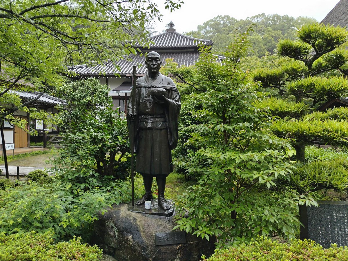 kkd19682's tweet photo. 岡山県倉敷市玉島にあります禅僧良寛さん縁のお寺　#円通寺　訪問です
良寛さんが出家して11年修行されたお寺で1200年の歴史があります
石組の庭と葦屋根の荘重な伽藍が見事です
雨の日の庭園散策も良いですね
#良寛 #倉敷市 #日本庭園 https://t.co/riDRl4UmIY