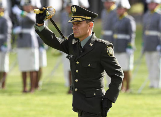 silvioravel's tweet photo. El general Sanabria denuncia que el Ministro Iván Velásquez le pidió el retiro de 3 coroneles que ocupaban puestos claves en la seguridad del país.
“Me llamó y me dijo que estos oficiales no podían seguir en esos cargos sin ninguna explicación”, afirmó el exdirector de la Policía https://t.co/57dOpZfJYX