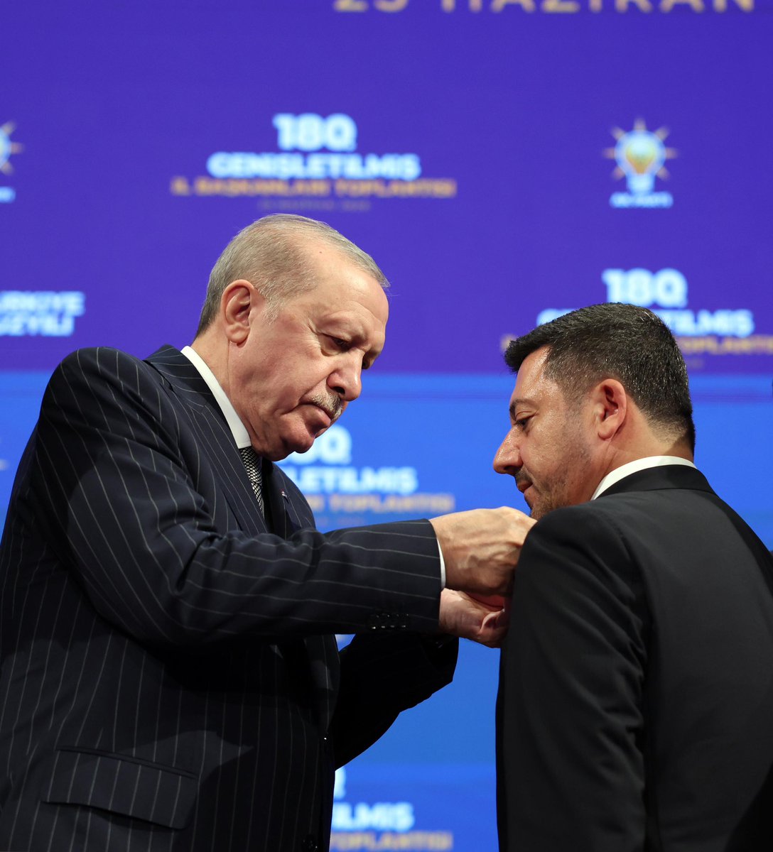 murat_kurum's tweet photo. Cumhurbaşkanımız ve Genel Başkanımız Sayın @RTErdogan tarafından rozetleri takılarak partimize katılan Nevşehir Belediye Başkanı Rasim Arı, Ankara Keçiören Belediye Başkanı Mesut Özarslan, Edirne Keşan Belediye Başkanı Mehmet Özcan ve geçtiğimiz gün AK Parti ailemize dahil olan Ankara Haymana Belediye Başkanı Levent Koç'u tebrik ediyor; ülkemize ve milletimize hayırlı olmasını diliyorum.

Milletimize hizmet anlayışıyla üretmeye, büyük ve güçlü Türkiye için daha sağlam adımlar atarak çalışmaya devam edeceğiz.  

📍 AK Parti Genişletilmiş İl Başkanları Toplantısı
