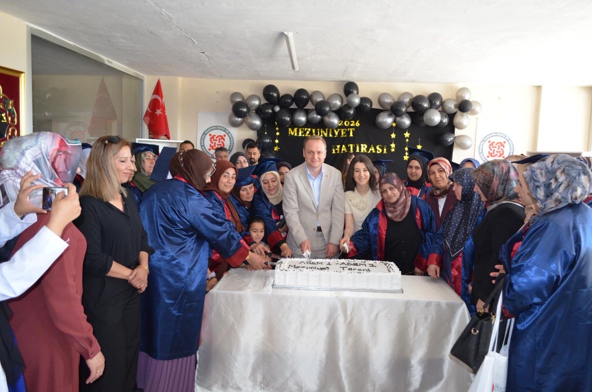 Bulank_Kymklk's tweet photo. 📍Kaymakamlığımız koordinesinde

A.D.E.M ve Halk Eğitim Merkezinin ortak açtığı okuma yazma kursundan mezun olan  50 kadın kursiyerimizin  mezuniyet törenine Kaymakamımız Ömer Övünç KOŞANSU eşi hanımefendi Yağmur KOŞANSU ile birlikte katıldı.Ayrıca yıl boyunca devam eden kurslarımızda  okuma yazma öğrenen kadınların sayısı da 105’e ulaşmıştır.