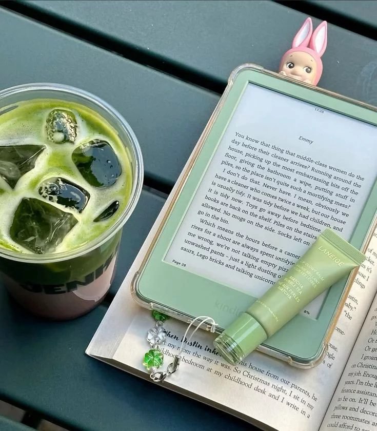 Aurielle007s's tweet photo. reading and forgetting the world exists for a minute https://t.co/XRnQ7UbScr